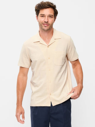 Camisa de campamento texturizada de manga corta.