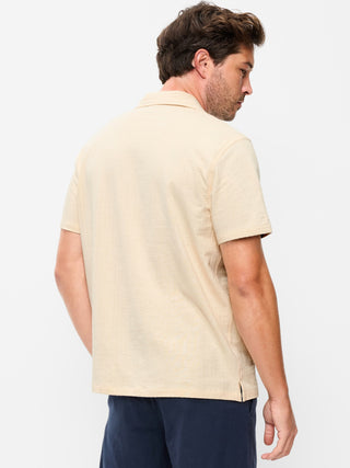 Camisa de campamento texturizada de manga corta.