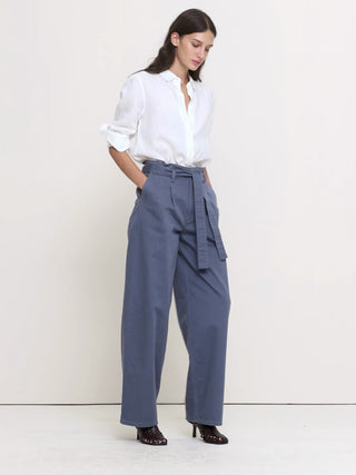 Pantalón Paperbag de tiro muy alto y pernera ancha.