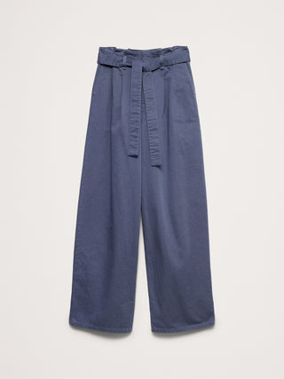 Pantalón Paperbag de tiro muy alto y pernera ancha.