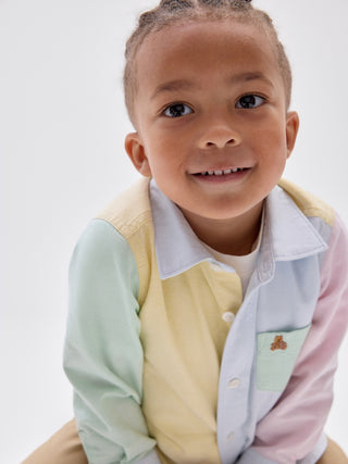Camisa Oxford con bloques de color y osito Brannan de babyGap.