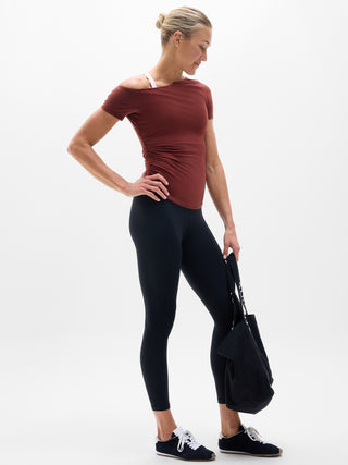 Camiseta con un hombro Move With Ease.