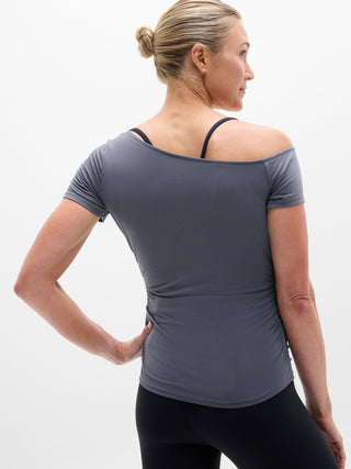Camiseta con un hombro Move With Ease.