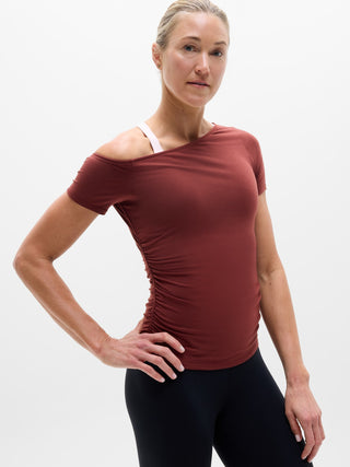 Camiseta con un hombro Move With Ease.