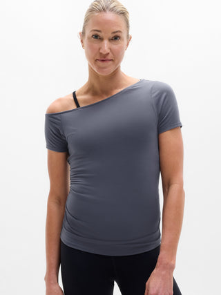 Camiseta con un hombro Move With Ease.