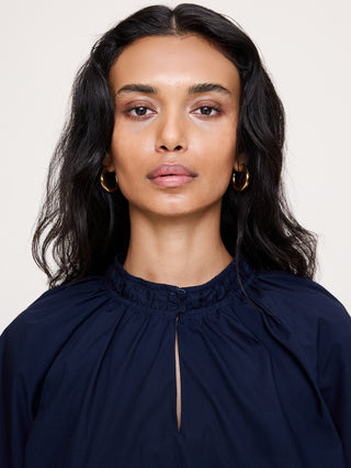 Top de popelina de algodón con cuello dividido.