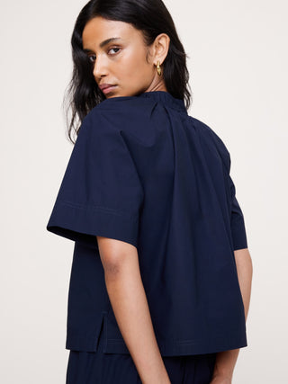 Top de popelina de algodón con cuello dividido.