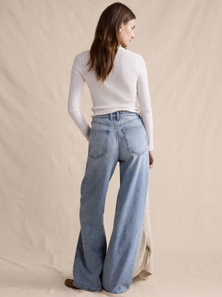 Jean ligero, recto, holgado y de talle medio.