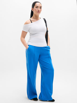 Camiseta con un hombro Move With Ease.