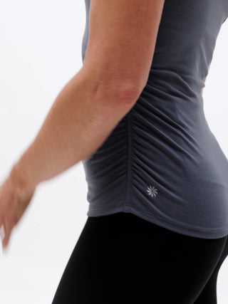 Camiseta con un hombro Move With Ease.