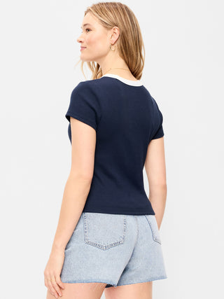 Camiseta corta ajustada.