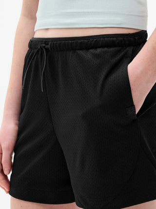 Pantalón corto de malla de 4" para niña Gamechanger de Athleta.