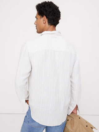 Camisa de corte estándar de lino y algodón texturizado.