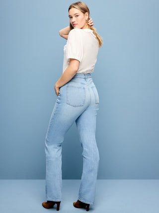 Vaqueros con corte de bota y talle muy alto.