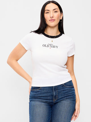 Camiseta corta ajustada.