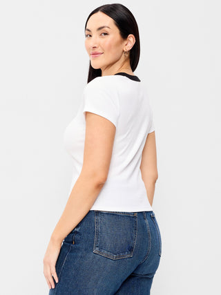Camiseta corta ajustada.