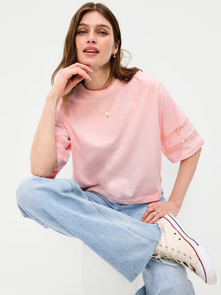 Camiseta corta con ribete de encaje y cuello redondo vintage.