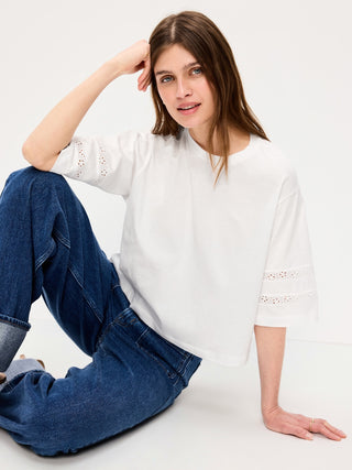 Camiseta corta con ribete de encaje y cuello redondo vintage.