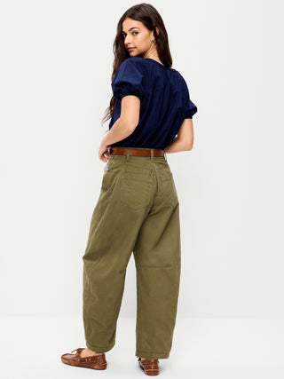 Pantalones chinos tipo barril de tiro medio.