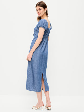 Vestido midi de manga corta con cuello redondo.