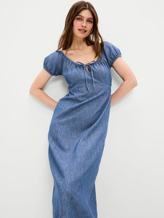 Vestido midi de manga corta con cuello redondo.