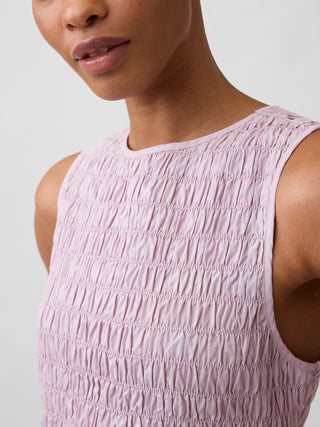 Top fruncido sin mangas con cuello barco.
