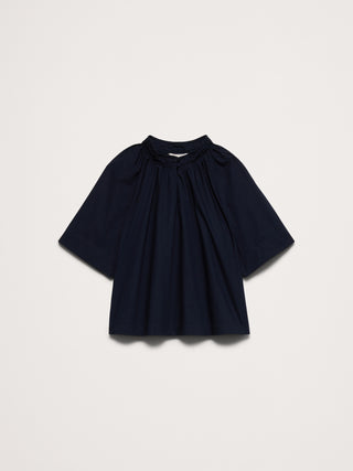 Top de popelina de algodón con cuello dividido.