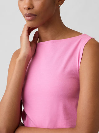 Camiseta sin mangas con cuello barco.