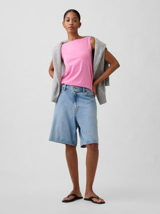 Camiseta sin mangas con cuello barco.