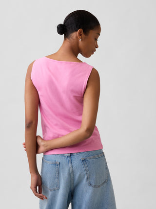 Camiseta sin mangas con cuello barco.
