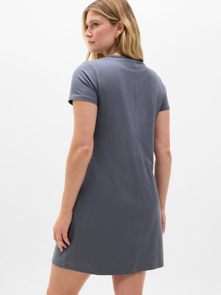 Vestido estilo camiseta esencial.
