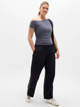Camiseta con un hombro Move With Ease.