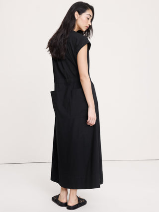 Vestido largo de algodón elástico con cintura anudada.