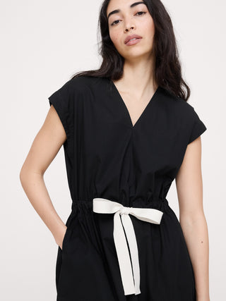 Vestido largo de algodón elástico con cintura anudada.