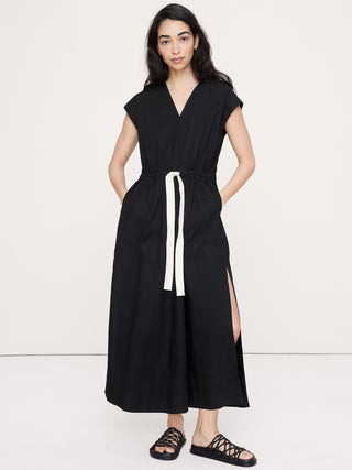 Vestido largo de algodón elástico con cintura anudada.