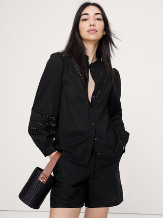 Blusa de encaje con inserción de algodón.
