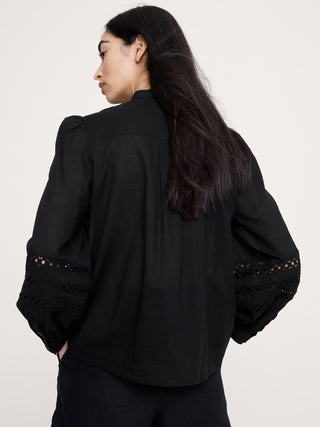 Blusa de encaje con inserción de algodón.