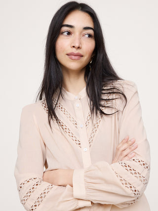 Blusa de encaje con inserción de algodón.