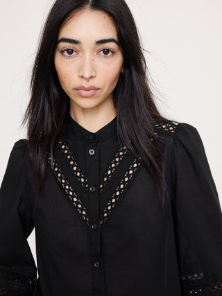 Blusa de encaje con inserción de algodón.