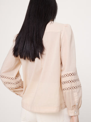 Blusa de encaje con inserción de algodón.