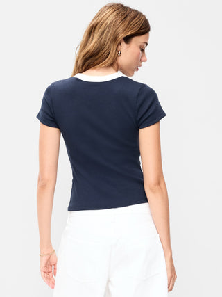 Camiseta corta ajustada.