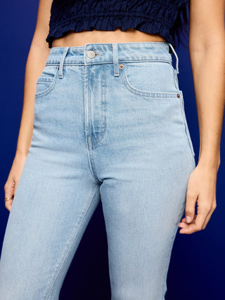 Vaqueros con corte de bota y talle muy alto.