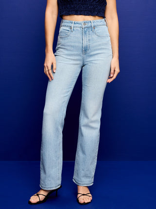 Vaqueros con corte de bota y talle muy alto.