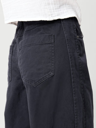 Pantalones chinos tipo barril de tiro medio.