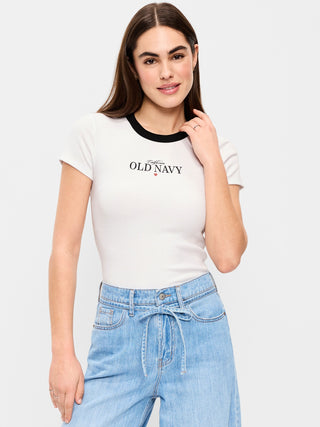 Camiseta corta ajustada.