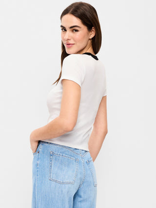 Camiseta corta ajustada.