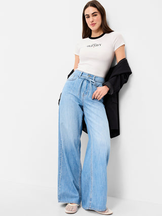 Camiseta corta ajustada.