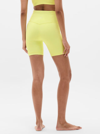 Pantalón corto Elation de talle ultra alto de 7".