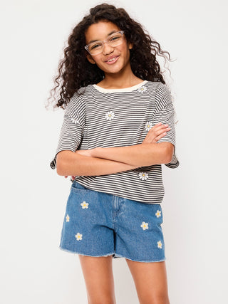 Shorts vaqueros con dobladillo deshilachado y bordado de cintura alta para niñas.