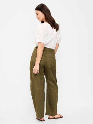 Pantalones chinos tipo barril de tiro medio.